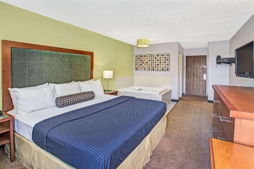 Days Inn by Wyndham Great Lakes - N. Chicago image 11