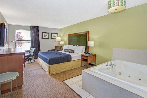 Days Inn by Wyndham Great Lakes - N. Chicago image 14