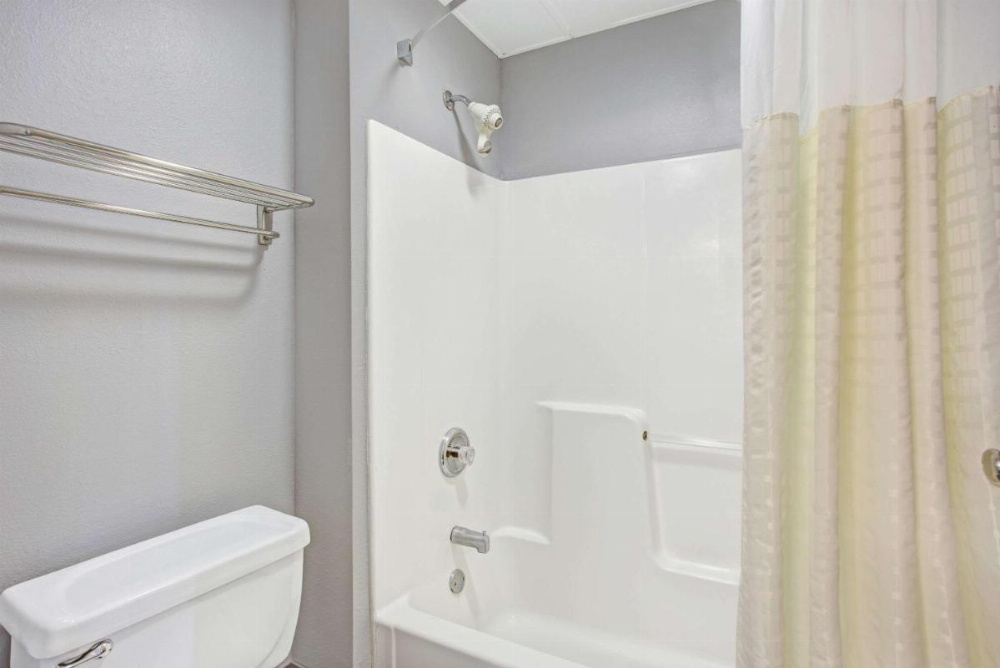 Days Inn by Wyndham Great Lakes - N. Chicago Image 15