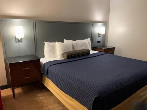 Days Inn by Wyndham Great Lakes - N. Chicago image 7